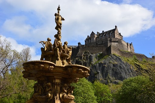Vista del castillo de Edimburgo desde los jardines de Princes St