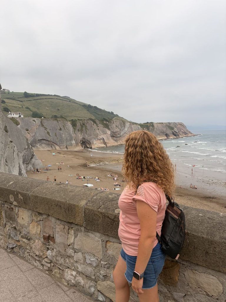 Vistas a la playa y los acantilados de Zumaia desde un mirador