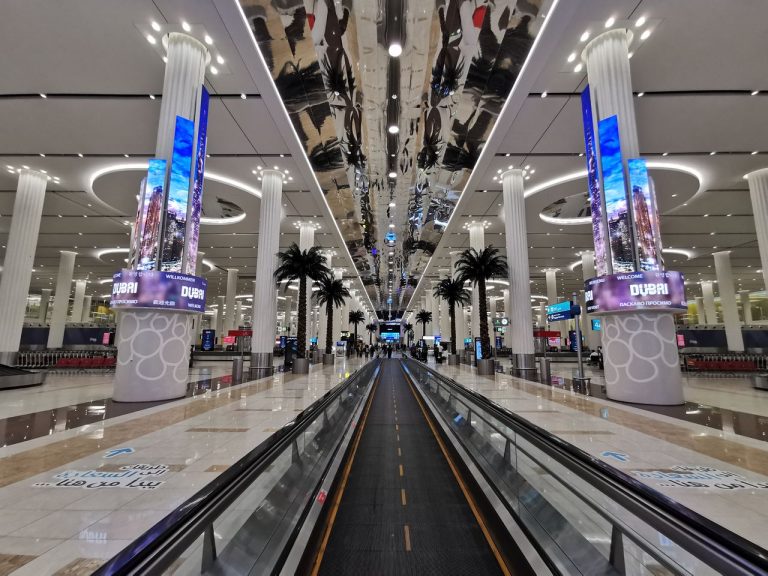 Pasillo de llegadas del aeropuerto internacional de Dubái con sus característicos pilares y palmeras