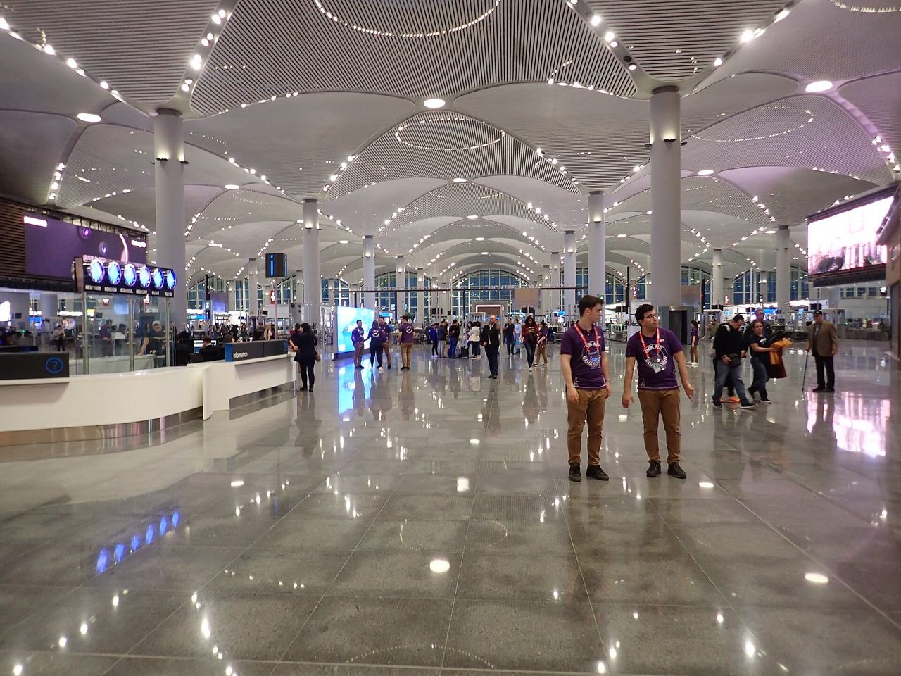 Interior del vestíbulo principal del aeropuerto de Estambul con su techo abovedado