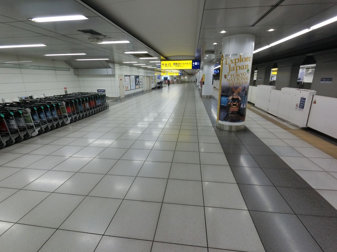 Pasillo interior de la terminal del aeropuerto de Haneda en Tokio
