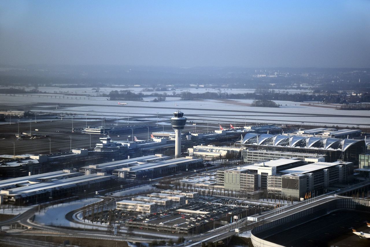 Vista aérea de la terminal 1 del aeropuerto de Múnich con la torre de control