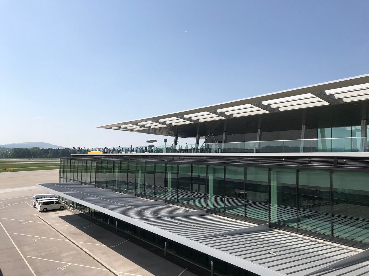 Terraza mirador del Dock B del aeropuerto de Zúrich con vistas a las pistas