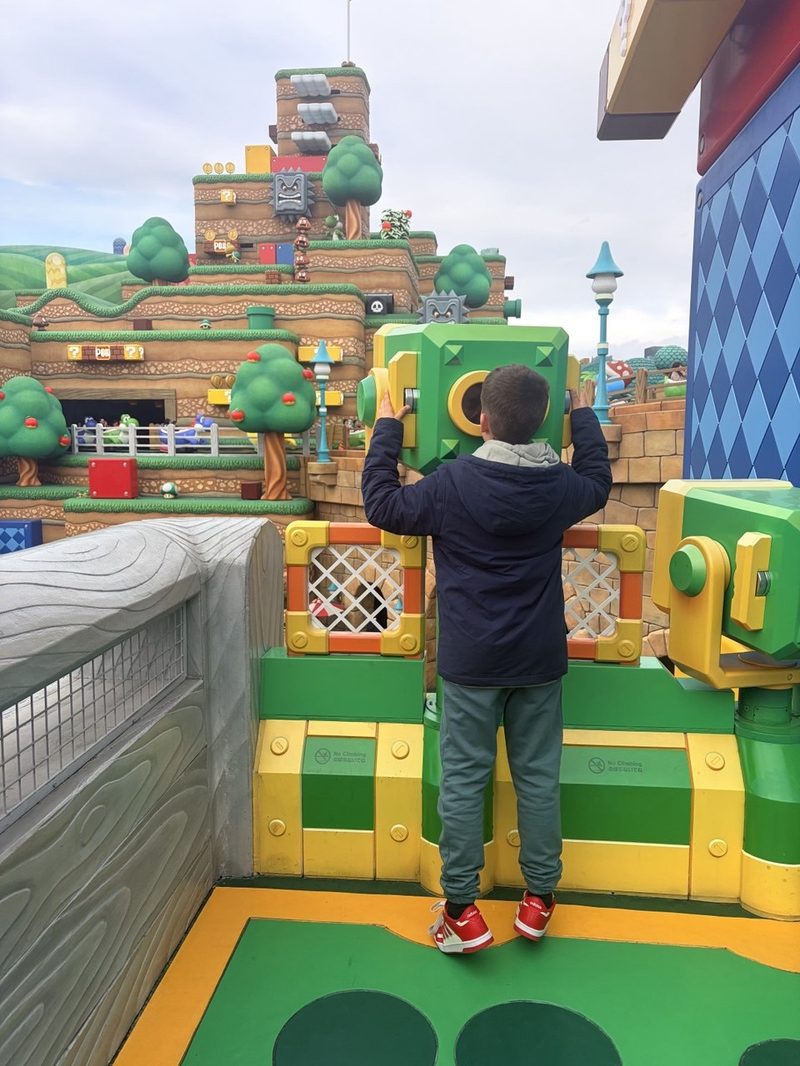 Niño observando la zona de Donkey Kong Country en Universal Studios Japan