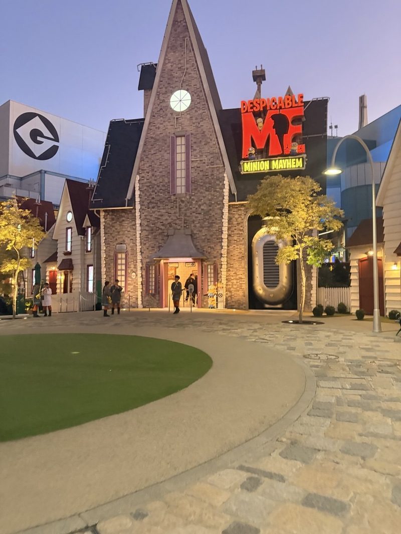 Atracción Despicable Me Minion Mayhem en Universal Studios Japan al atardecer