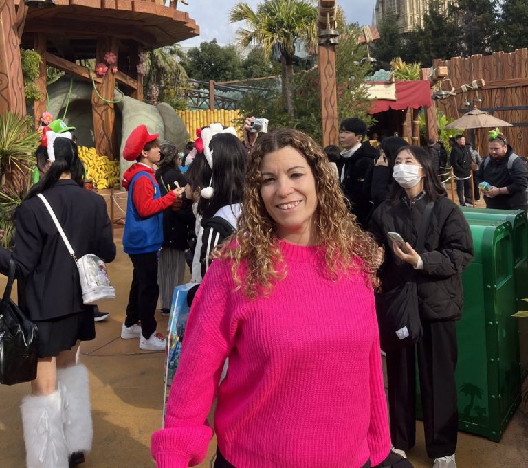 Universal Studios Japan, zona de Donkey Kong Country con el castillo de Hogwarts al fondo