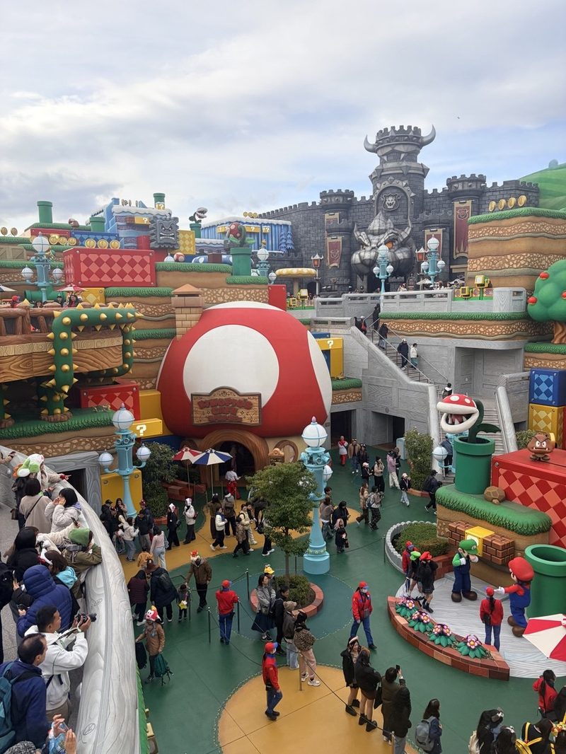 Vista panorámica de Super Nintendo World con el castillo de Bowser en Universal Studios Japan