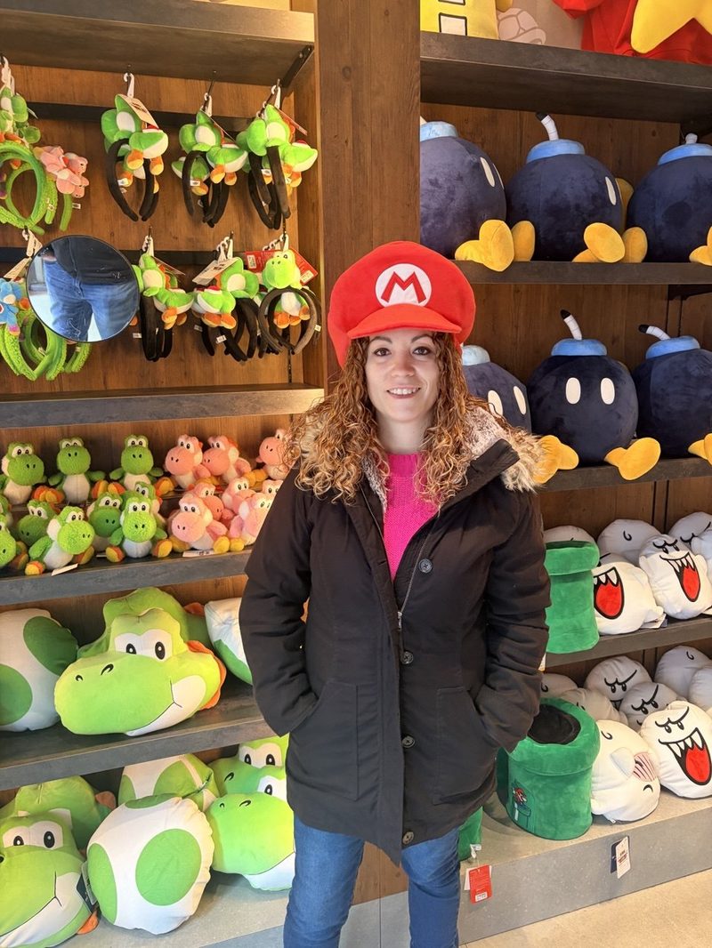 Tienda de recuerdos de Super Nintendo World con gorro de Mario en Universal Studios Japan