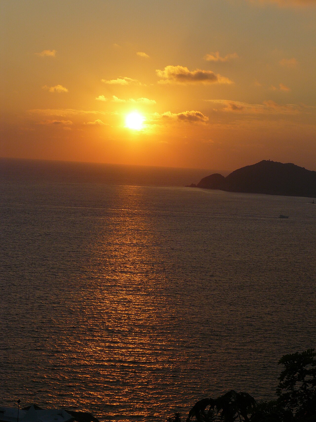 Atardecer sobre el mar en Acapulco, México