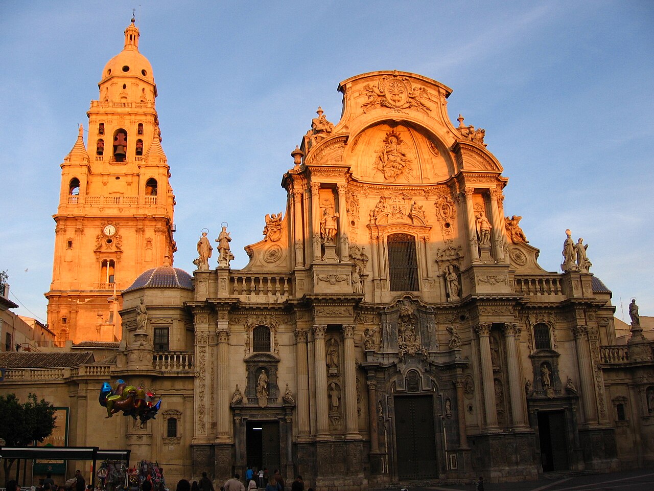 Fachada barroca y torre de la Catedral de Murcia al atardecer