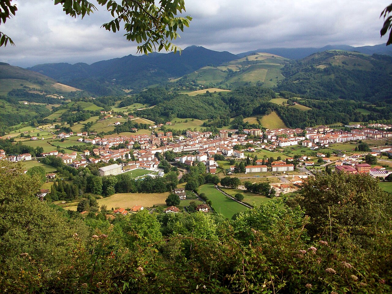 Vista de Elizondo en el verde Valle de Baztán, Navarra
