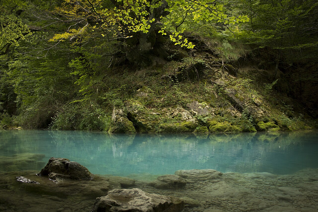 Aguas turquesa del Nacedero del Urederra, en Baquedano, Navarra