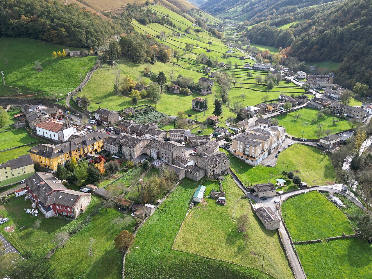 Vista aérea de Vega de Pas rodeado de prados en los Valles Pasiegos, Cantabria