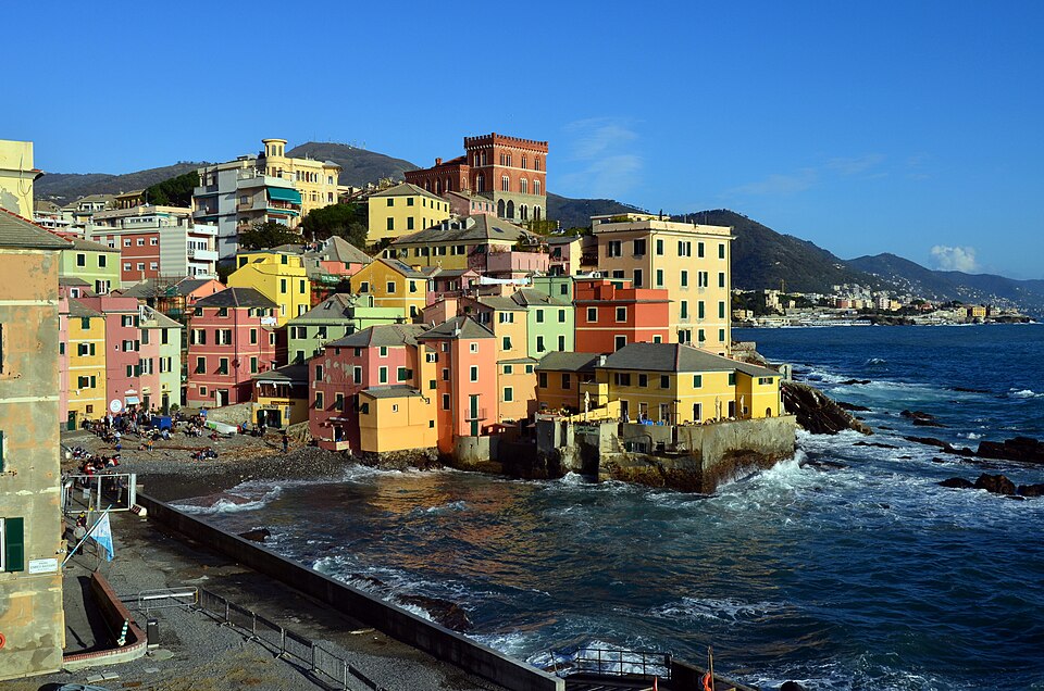 Casas de colores pastel y playa de Boccadasse en Génova