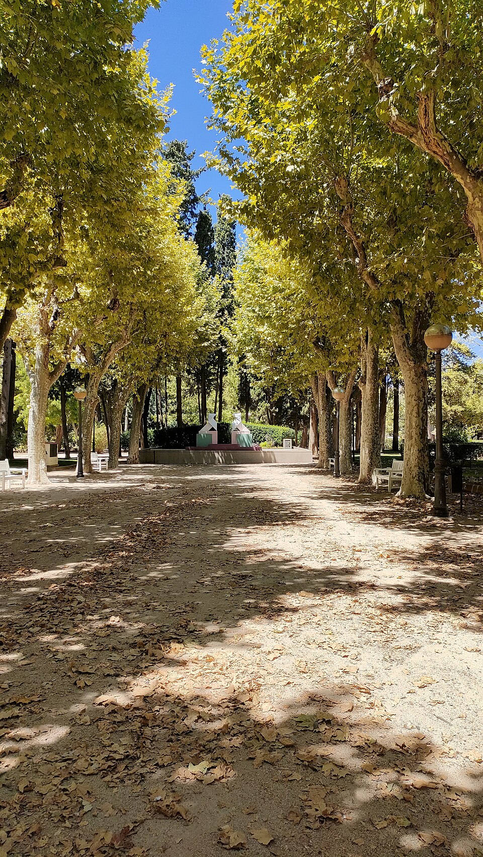 Paseo de Las Pajaritas en el Parque Miguel Servet de Huesca