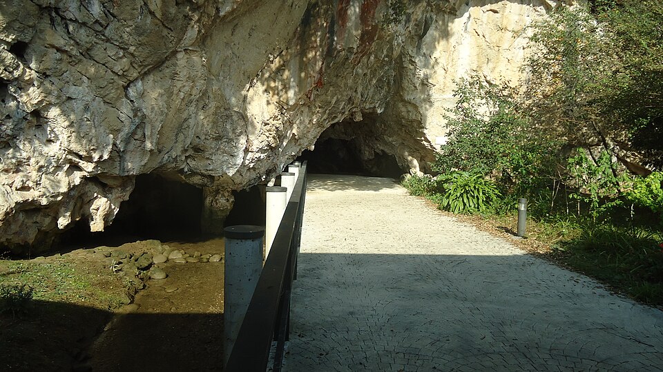 Entrada de la Cueva de Tito Bustillo en Ribadesella, Asturias