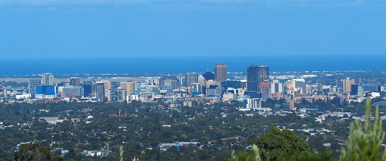 Vista de la ciudad de Adelaida rodeada de zonas verdes, Australia Meridional