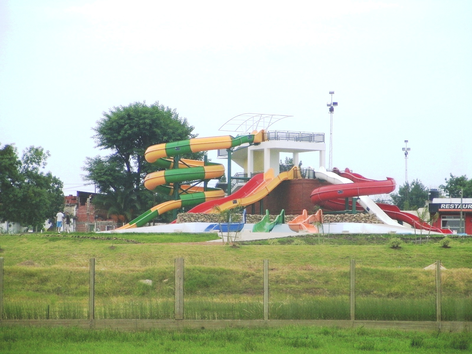 Toboganes de un parque acuático al aire libre