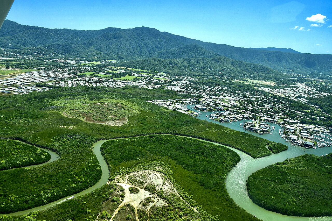 Vista aérea de Cairns, su marina y los montes tropicales, Queensland, Australia