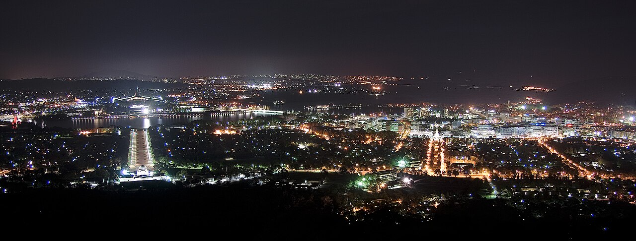 Vista nocturna de Canberra, la capital de Australia, desde el monte Ainslie