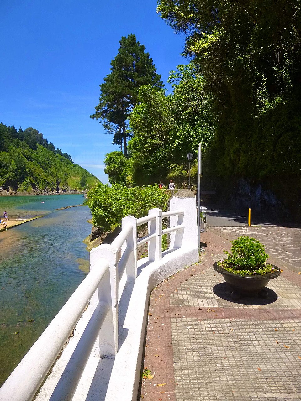 Desembocadura de la ría de Ea en el mar Cantábrico, con paseo y pequeña cala