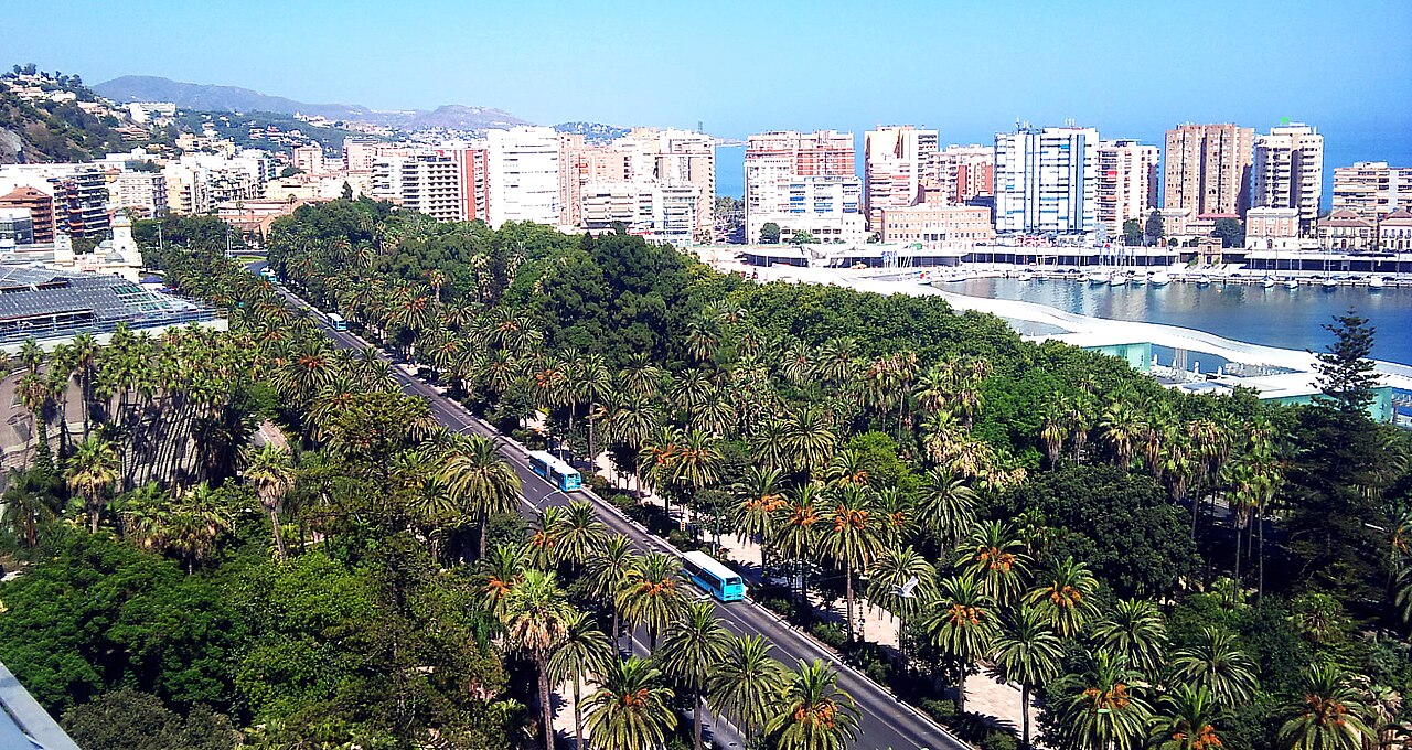 El Parque de Málaga, con palmeras y zonas de juego para niños