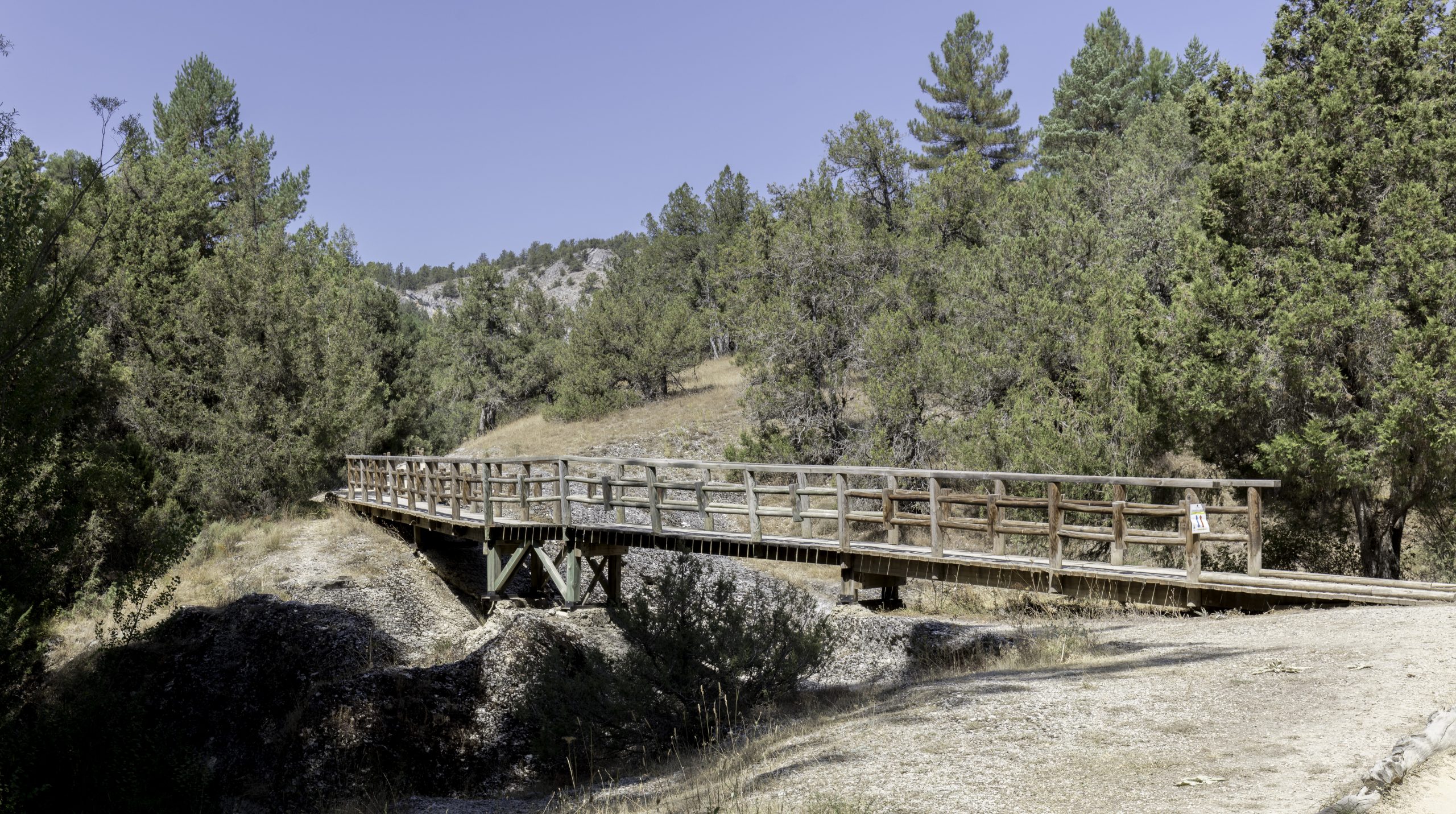 Pasarela de madera en la Fuentona de Muriel, Soria