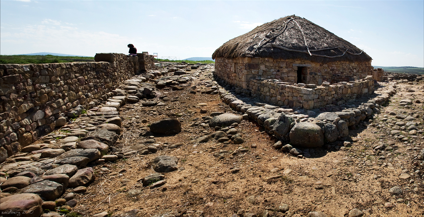 Casa reconstruida en el yacimiento celtíbero de Numancia, Garray, Soria