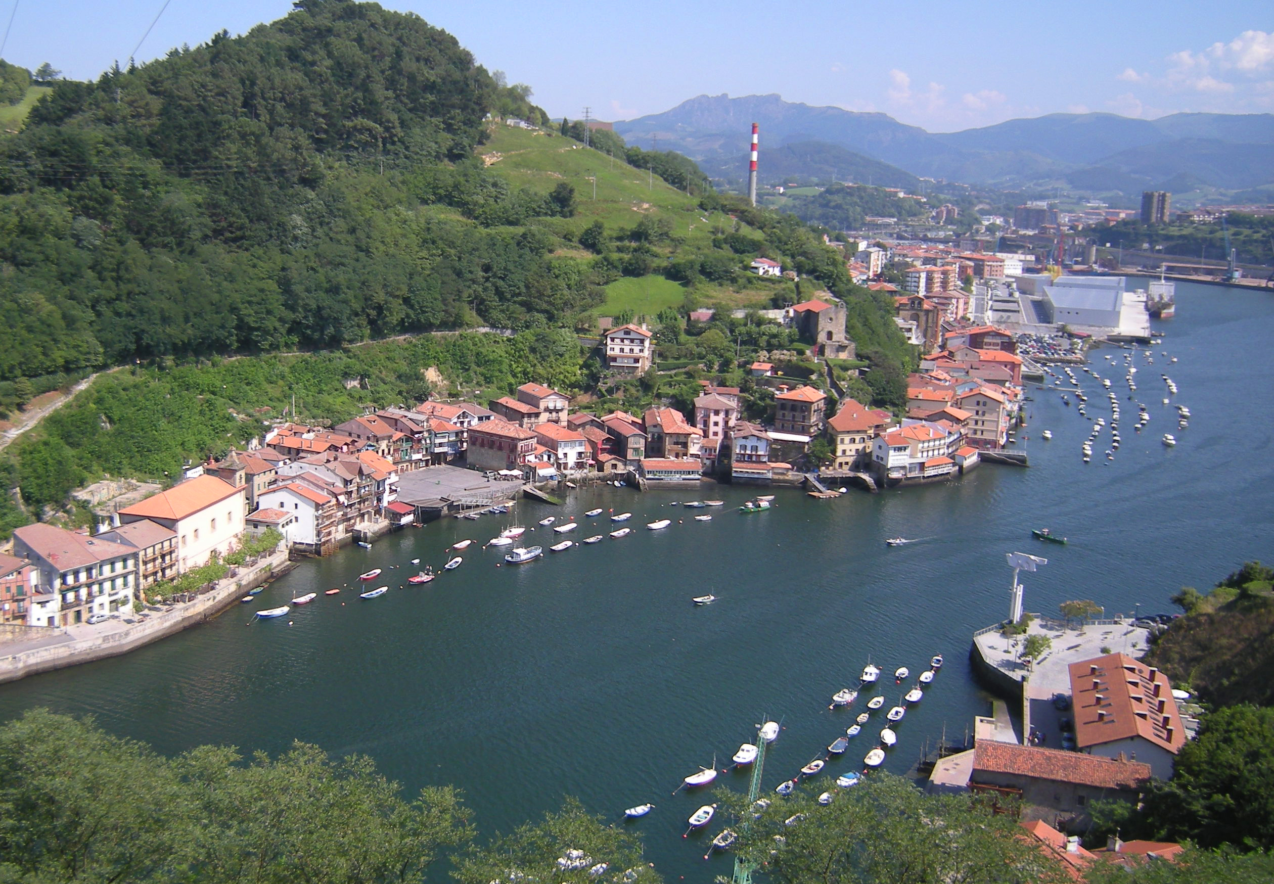 Vista de Pasai Donibane (Pasaia), pueblo pesquero junto a la bahía cerca de San Sebastián