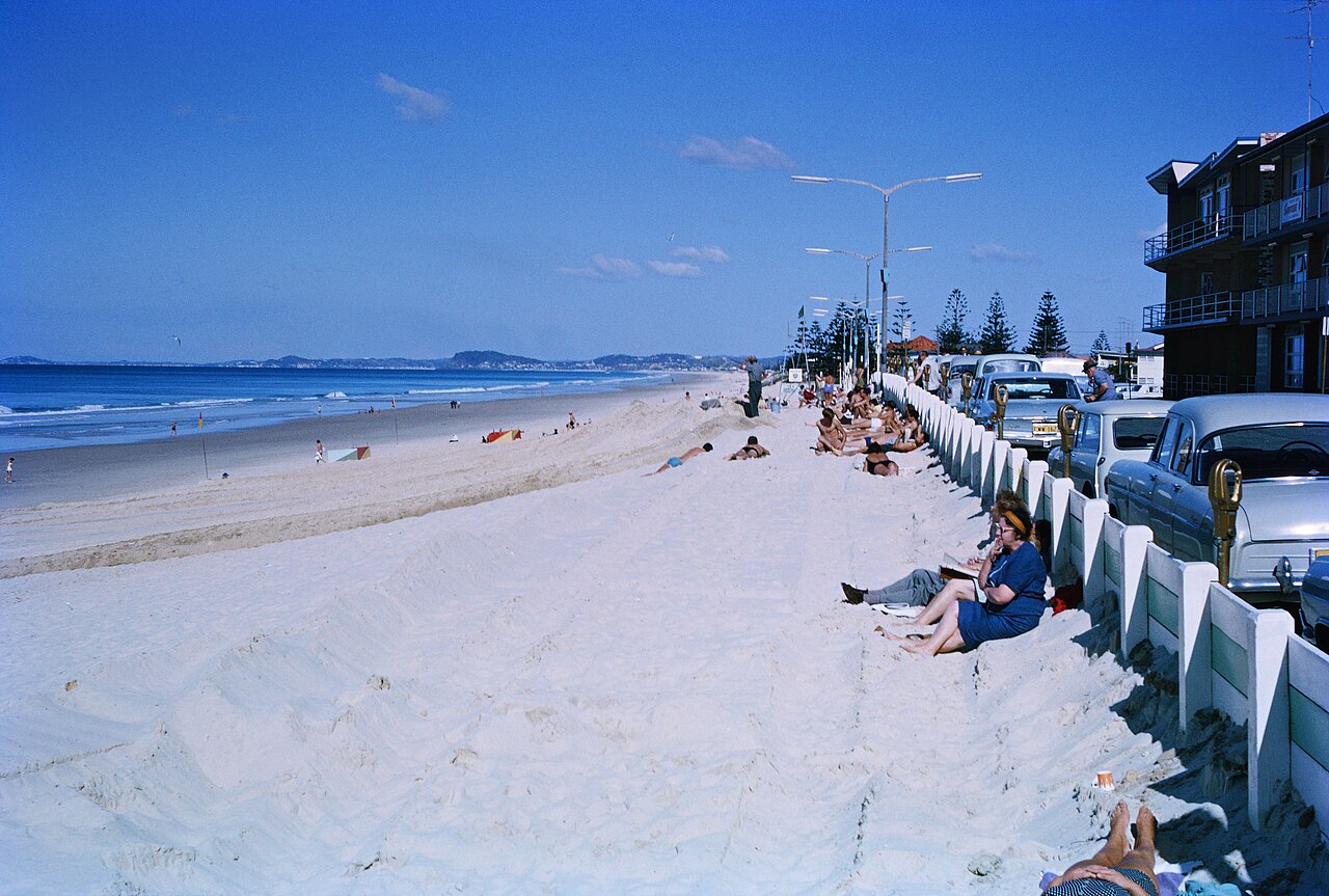 Playa de Surfers Paradise en la Gold Coast, Queensland, Australia