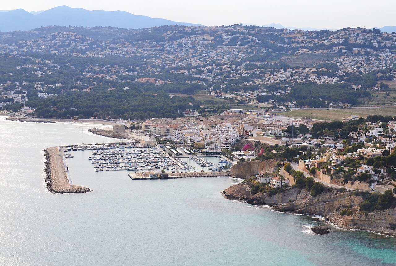 Vista de Moraira y su puerto desde el Cap d'Or, costa de Alicante