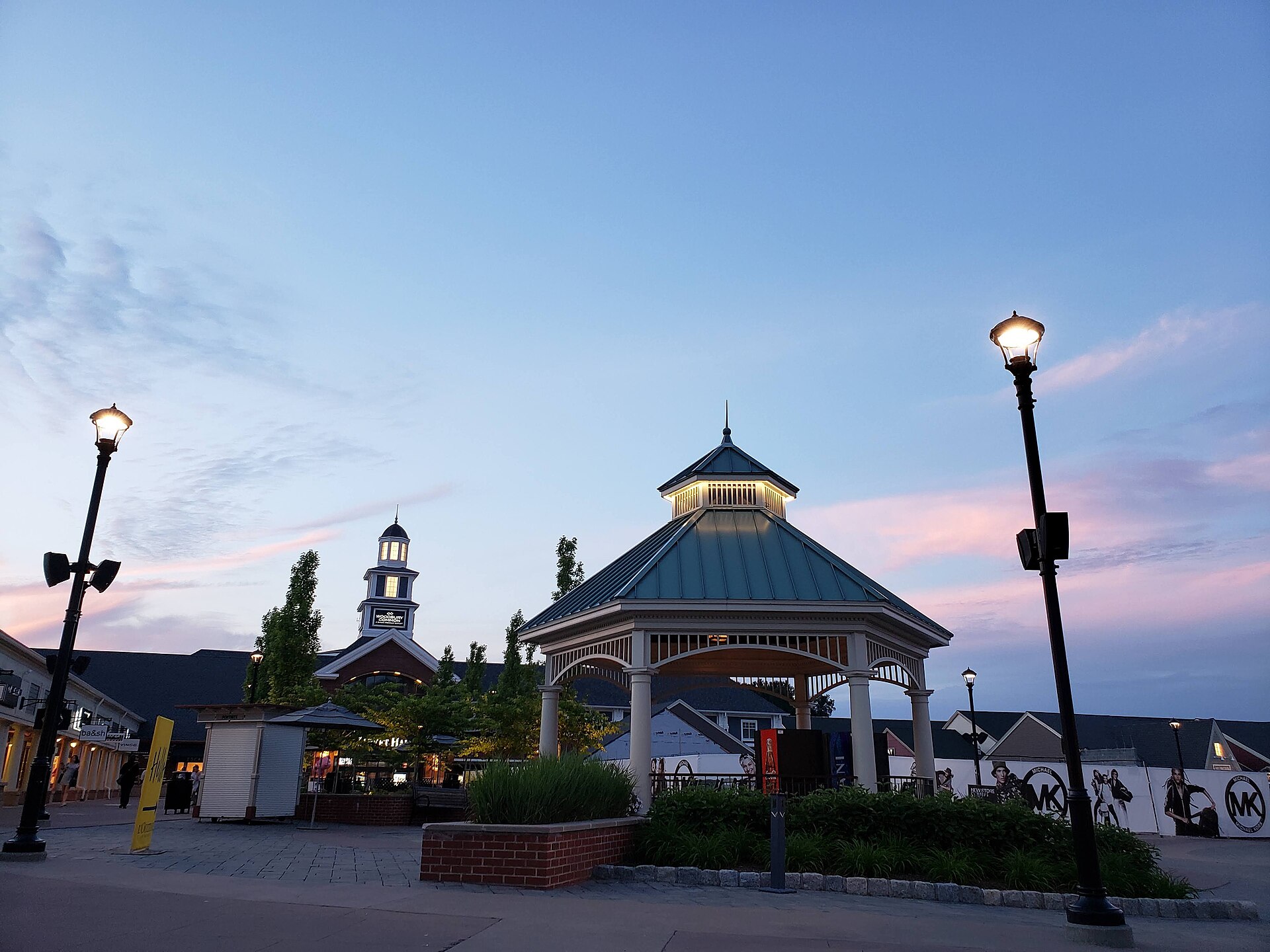 Woodbury Common Premium Outlets, con sus tiendas y el pabellón central, cerca de Nueva York