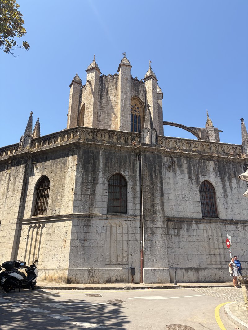 Fachada gótica de la Basílica de la Asunción de Santa María en el casco antiguo de Lekeitio