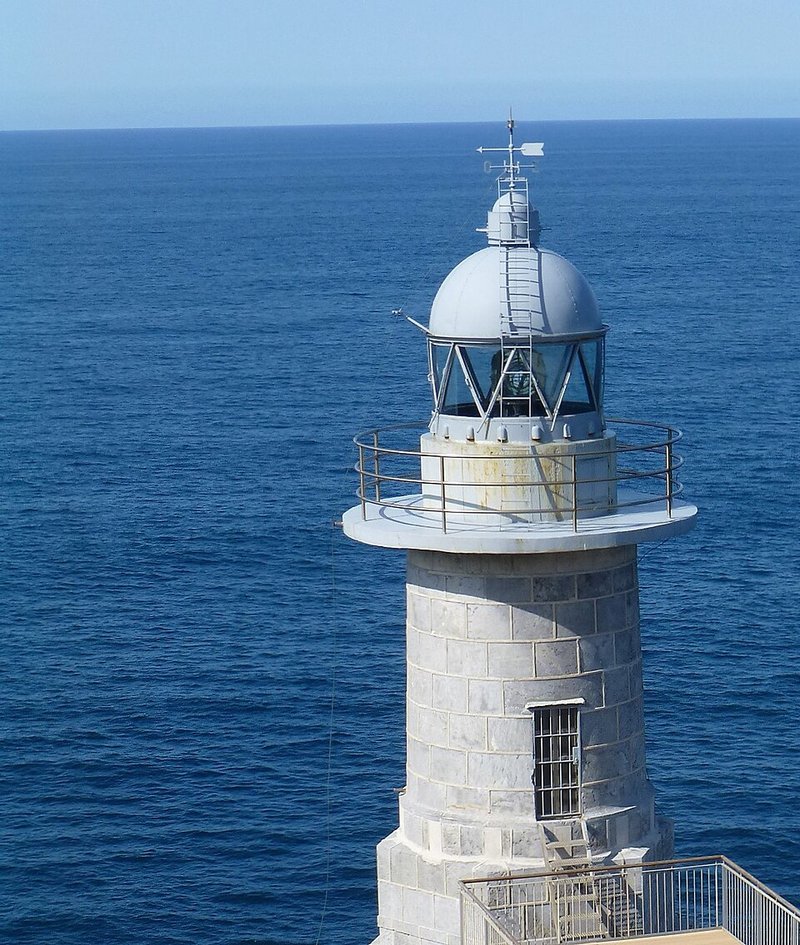 Torre del faro de Santa Catalina en Lekeitio junto al mar Cantábrico