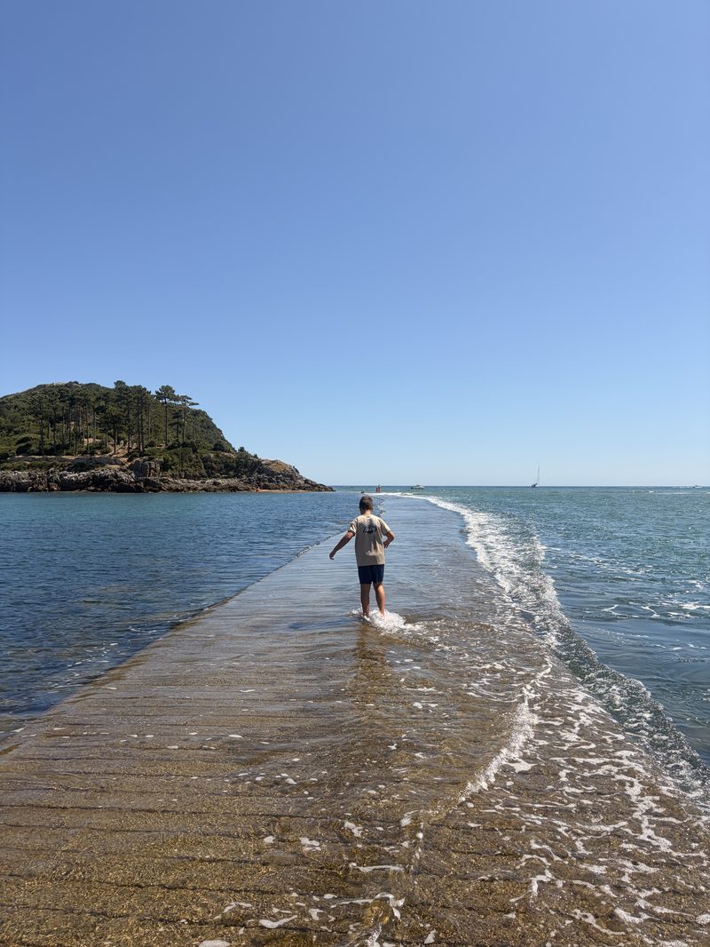 Paseo hacia la pequeña isla de Lekeitio a través del camino que deja al descubierto la marea baja