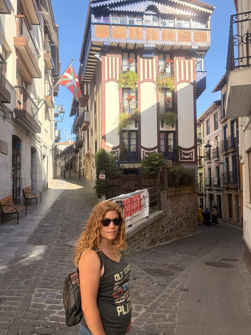 Calle del casco antiguo de Mutriku con fachadas de colores y la ikurriña ondeando