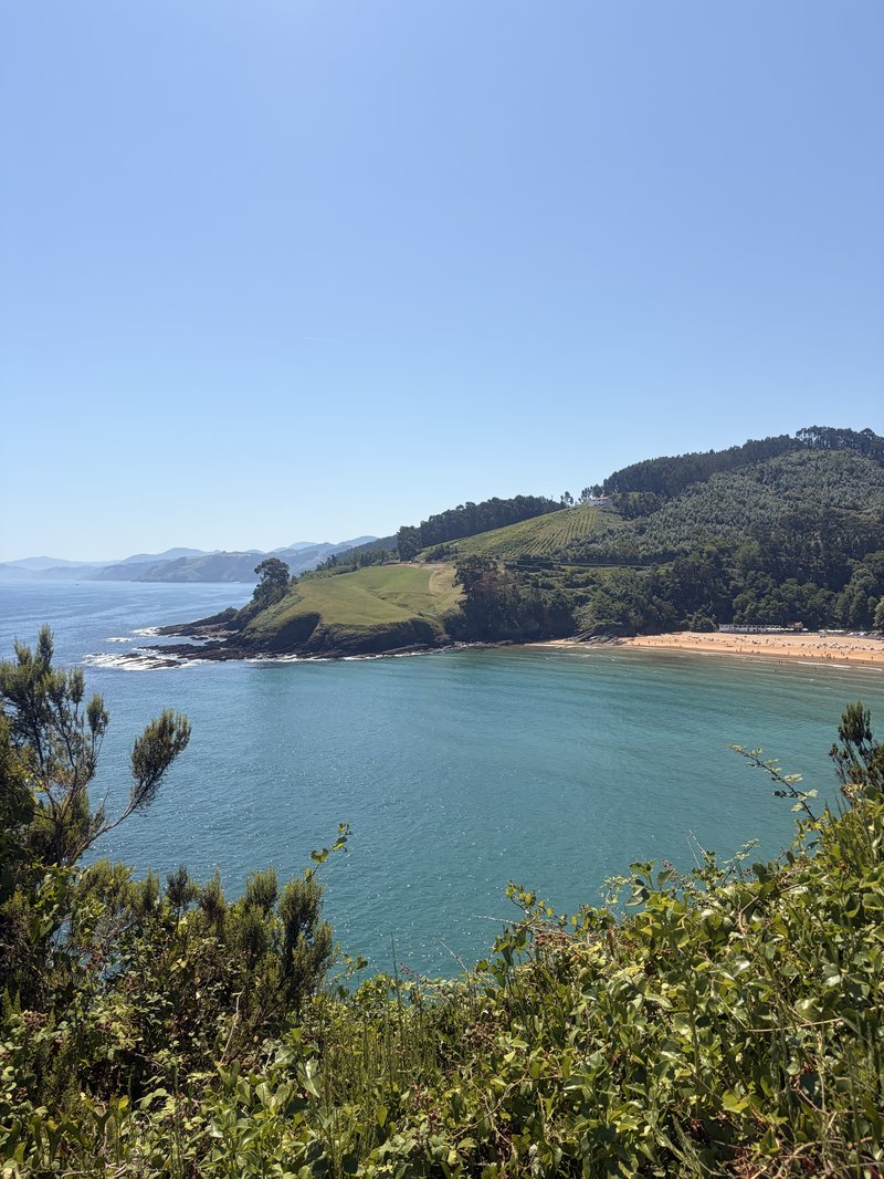 Vistas de la bahía de Lekeitio con la isla de San Nicolás al fondo