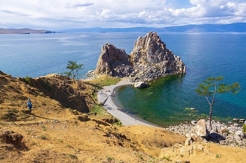 Roca Chamán en la isla de Olkhon, lago Baikal, Siberia