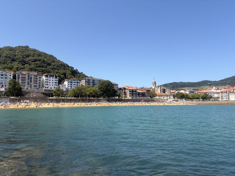 Vista de la playa de Isuntza y el casco antiguo de Lekeitio desde el mar, con la basílica al fondo