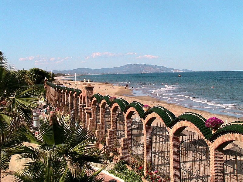 Playa de Les Amplàries en Oropesa del Mar, junto al complejo Magic World Resort (antes Marina d'Or)