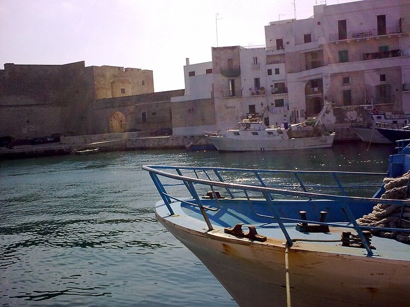 Puerto viejo de Monopoli con el castillo de Carlos V y barcas de pescadores