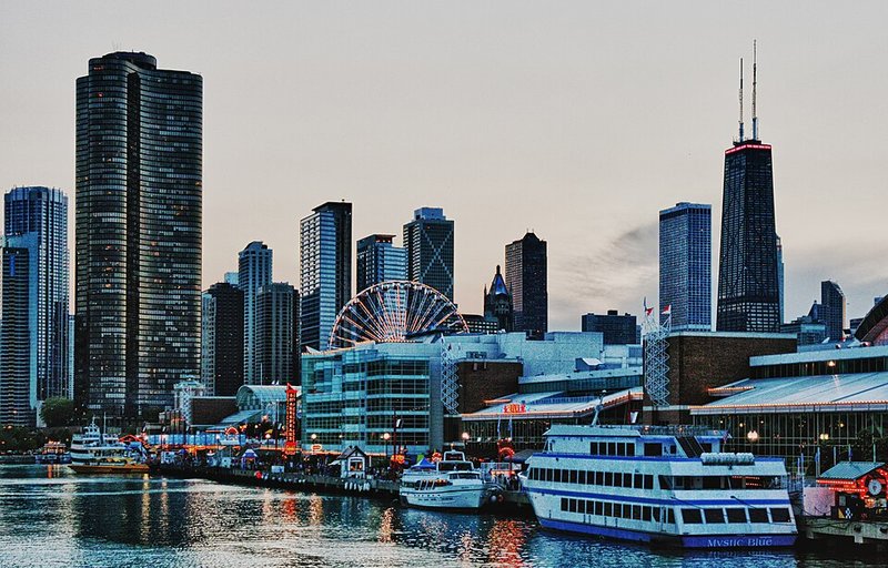 Navy Pier al atardecer, con la noria y el skyline de Chicago al fondo