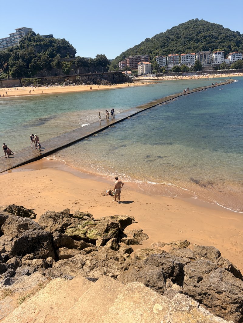 Pasarela de piedra que conecta Lekeitio con la isla de San Nicolás, cubierta por el agua en los extremos
