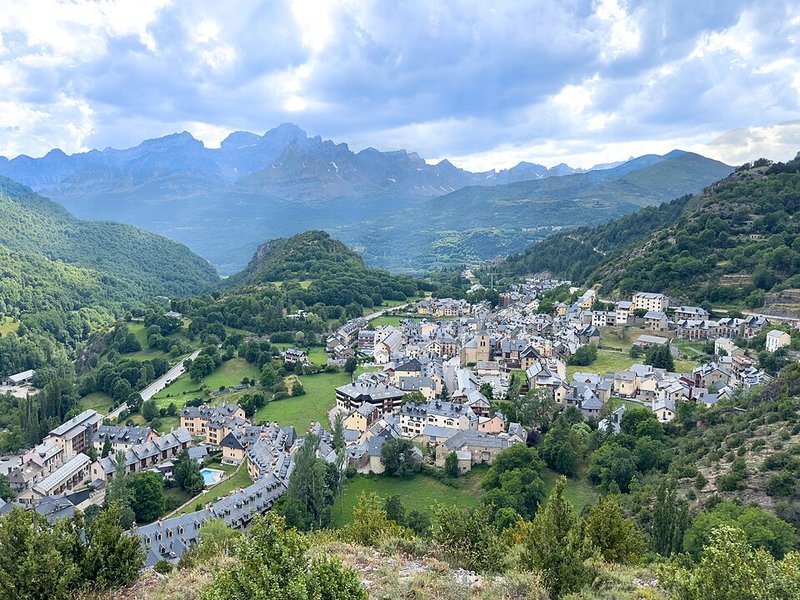 Vista panorámica de Panticosa desde las Pasarelas sobre el río Caldarés