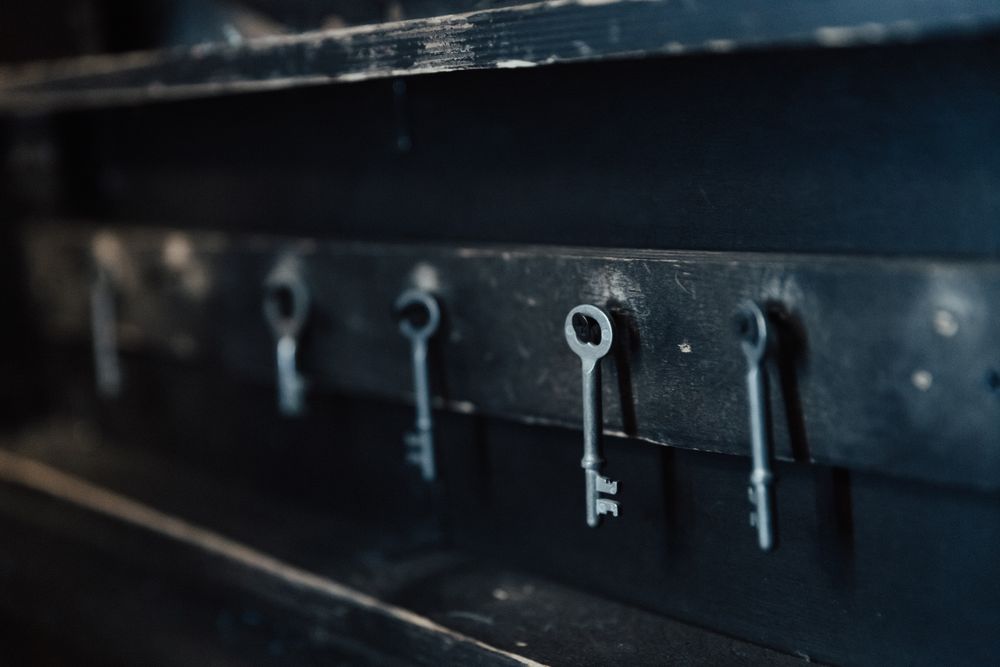 Llaves antiguas colgadas en fila, ambientación de escape room en Málaga