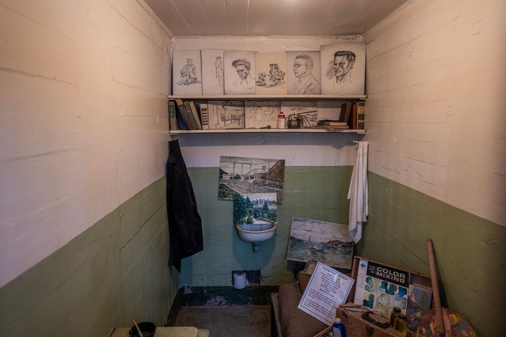 Interior de una celda de prisión, ambientación de escape room de fuga en Málaga