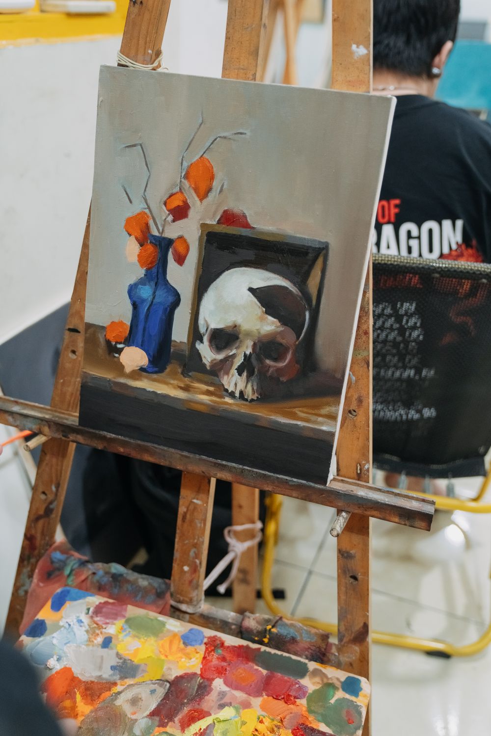 Bodegón con una calavera pintado en un caballete, temática artística de misterio en un escape room