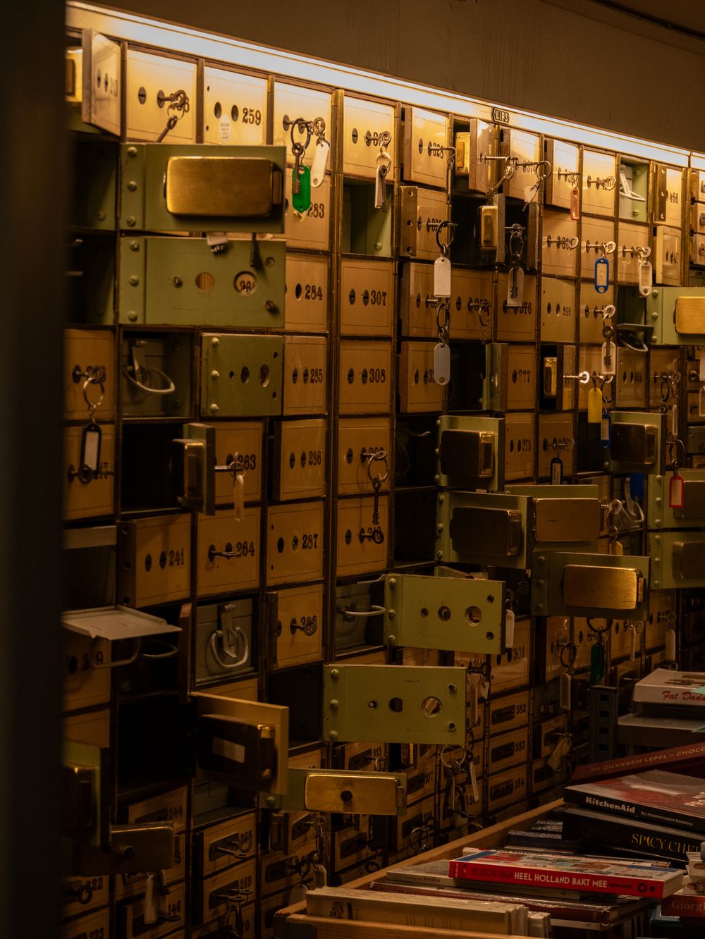 Pared de cajas de seguridad antiguas de un banco, temática del escape room El robo