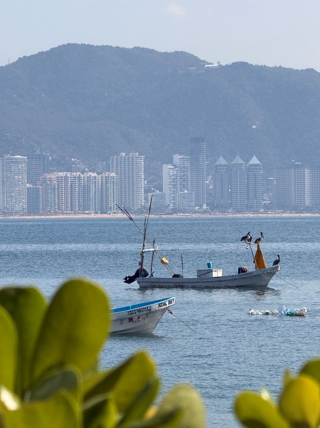Barcas de pesca y el perfil de la bahía de Acapulco, México