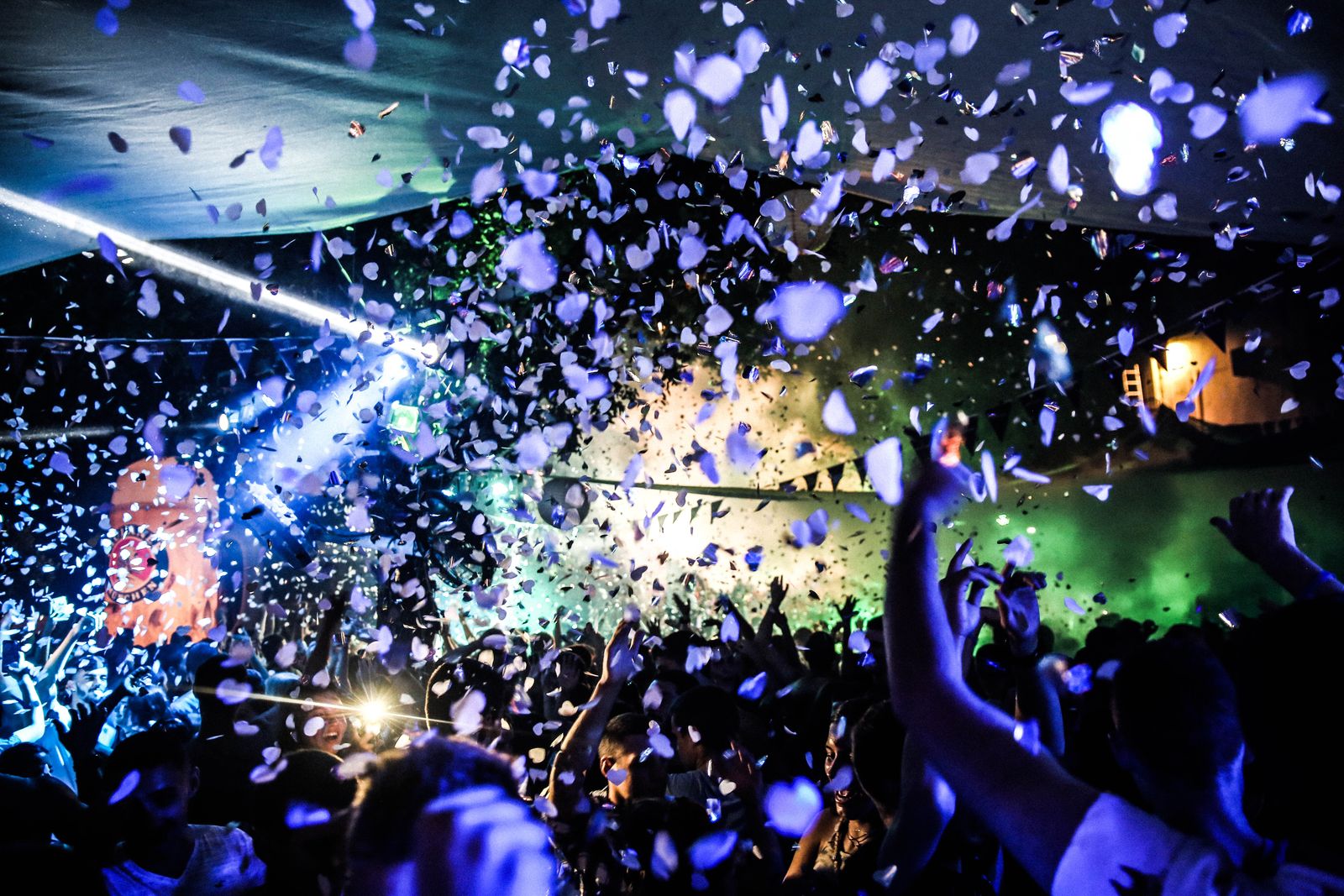 Discoteca de Málaga de noche con gente bailando bajo luces de colores
